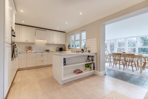 Oven, cookware/dishes/utensils - 3 Bed in Docking (oc-b33518) (Docking)