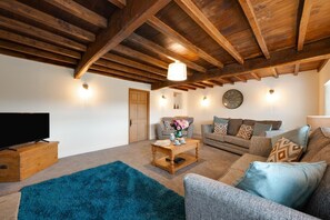 TV, fireplace - 3 Bed in Askrigg (oc-ds1049) (Askrigg)