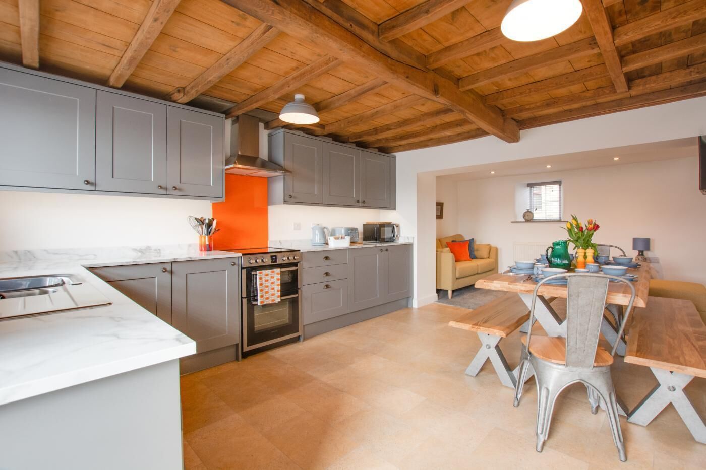 Micro-ondas, fogão, lava-louças, cadeirão de bebê