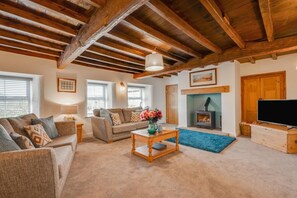 TV, fireplace - 3 Bed in Askrigg (oc-ds1049) (Askrigg)