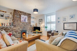TV, fireplace - 2 Bed in Mousehole (oc-nigelh) (Mousehole)