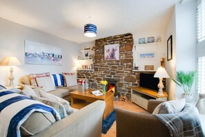 TV, fireplace - 2 Bed in Mousehole (oc-nigelh) (Mousehole)