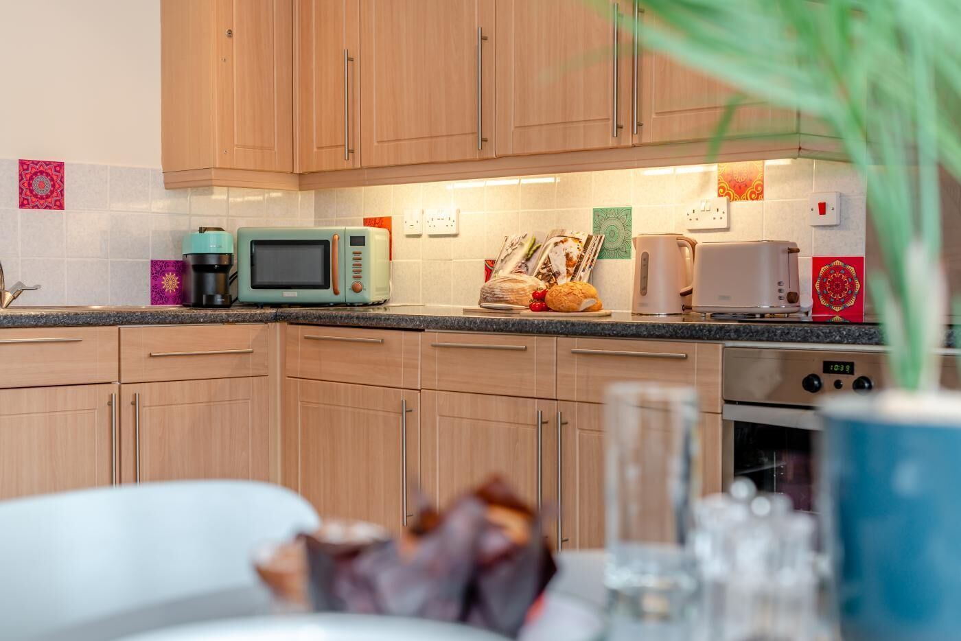 Microondas, horno, silla alta para bebés, utensilios de cocina