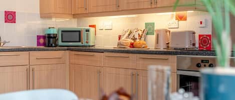 Microondas, horno, silla alta para bebés, utensilios de cocina