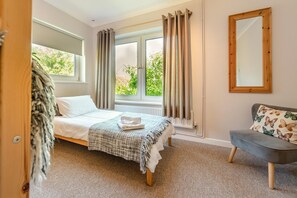 3 bedrooms, iron/ironing board, WiFi (free), bed sheets - 2 Bed in Port Eynon (oc-hh2104) (Port Eynon)