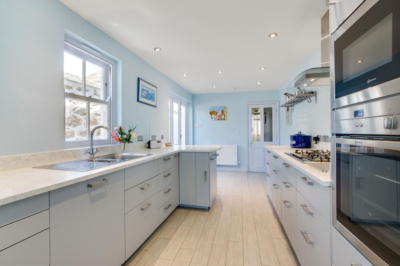 Mikrobølgeovn, ovn, oppvaskmaskin og høy barnestol