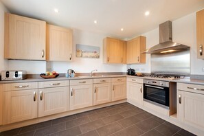 Microwave, oven, dishwasher, cookware/dishes/utensils - 4 Bed in Porthleven (oc-seab) (Porthleven)
