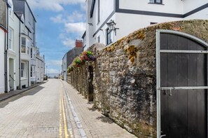 Property grounds - 6 Bed in Tenby (oc-pw9249) (Tenby)
