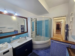 Secador de pelo, bidet, toallas, jabón