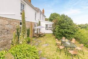 Outdoor dining - 7 Bed in Mousehole (oc-boslan) (Paul)