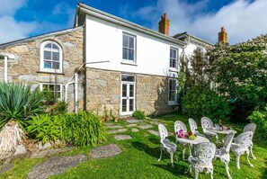 Outdoor dining - 7 Bed in Mousehole (oc-boslan) (Paul)
