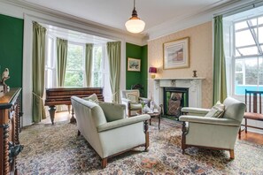 TV - 7 Bed in Mousehole (oc-boslan) (Paul)