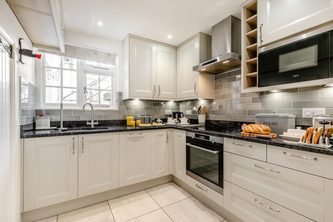 Mikrobølgeovn, ovn, oppvaskmaskin og høy barnestol