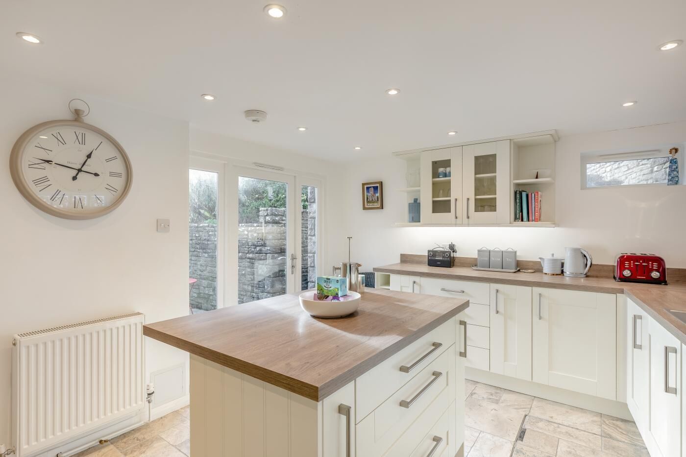 Microondas, horno, lavavajillas y periquera 