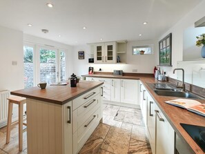 Microondas, horno, lavavajillas y periquera 