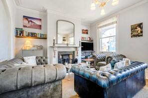 TV, fireplace - 3 Bed in Swanage (oc-wy621) (Swanage)