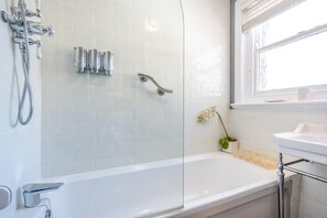 Hair dryer, towels - 3 Bed in Swanage (oc-wy621) (Swanage)