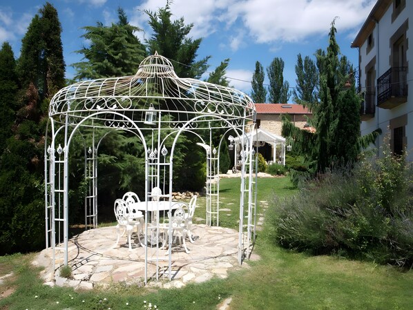 Outdoor dining - Suite 10 with Mountain Views and Wi-Fi (CIDONES)