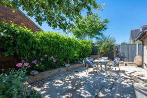 Outdoor dining - 2 Bed in Holt (oc-2274) (Holt)