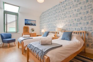 Iron/ironing board, travel cot, free WiFi, bed sheets - 2 Bed in Holt (oc-2274) (Holt)