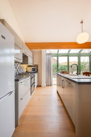 Microwave, oven, dishwasher, high chair - 2 Bed in Holt (oc-2274) (Holt)