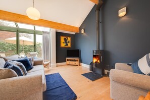 TV, fireplace - 2 Bed in Holt (oc-2274) (Holt)