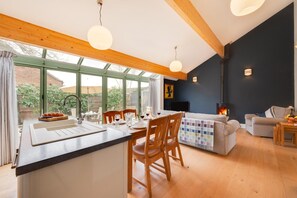 Interior - 2 Bed in Holt (oc-2274) (Holt)