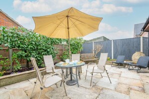 Outdoor dining - 2 Bed in Holt (oc-2274) (Holt)