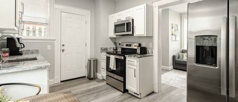 Réfrigérateur, micro-ondes, four, plaque de cuisson