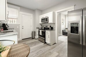 Coffee/tea maker, fridge, microwave, oven - 3BR Home w Hot Tub and Patio Near UC, Downtown (Cincinnati)