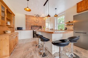 Micro-ondes, four, lave-vaisselle, chaise haute