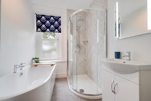 Hair dryer, towels - 5 Bed in Llandovery (oc-bow323) (Llangadog)