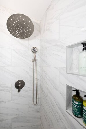 Hair dryer, towels - Peaceful, Elegant Midcentury Retreat, Close to All (Cincinnati)