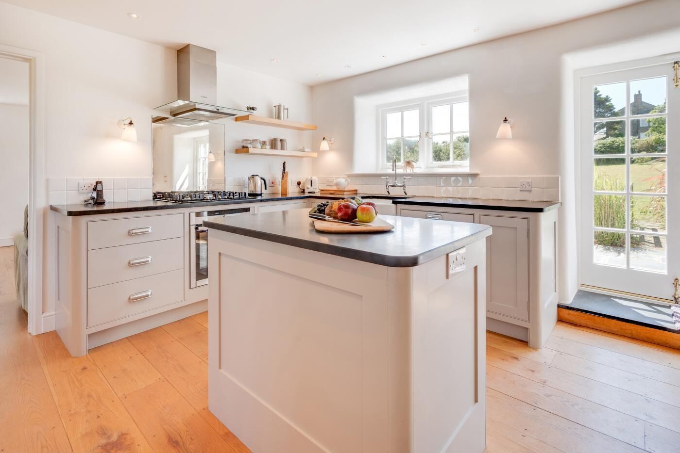 Micro-ondes, four, lave-vaisselle, chaise haute