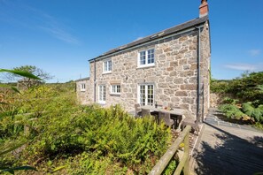 Outdoor dining - 3 Bed in Mousehole (oc-kemyel) (Lamorna)