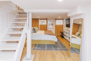 Tabla de planchar con plancha, wifi, ropa de cama