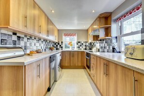 Microondas, horno, lavavajillas y periquera 