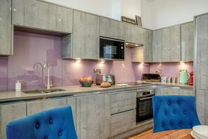 Microwave, oven, dishwasher, high chair - 2 Bed in Whitby (oc-c33513) (Whitby)