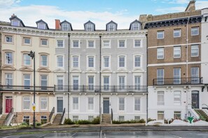 Exterior - 2 Bed in Whitby (oc-c33513) (Whitby)
