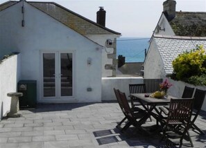 Outdoor dining - 3 Bed in Porthleven (oc-atlant) (Porthleven)