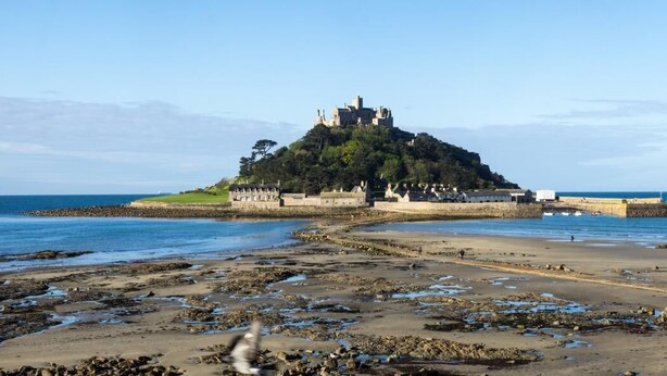 A coastal castle on a rocky outcrop with a beach in the foreground and a clear view of the sea. - 3 Bed in Perranuthnoe (oc-4withe) (Perranuthnoe)