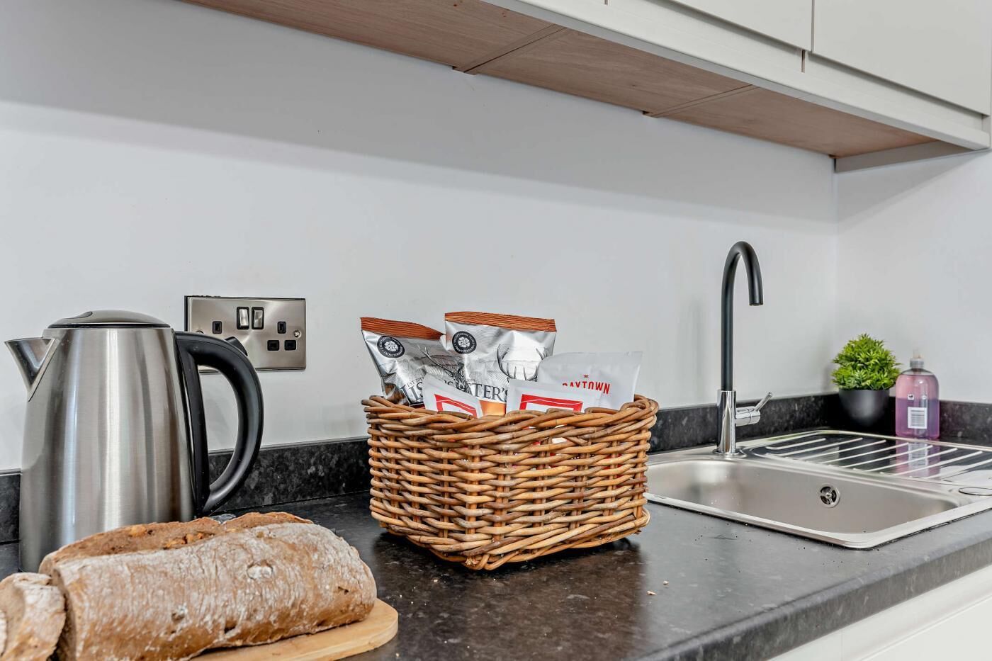 Micro-ondes, four, batterie de cuisine, vaisselle et ustensiles