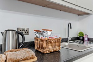 Micro-ondes, four, batterie de cuisine, vaisselle et ustensiles