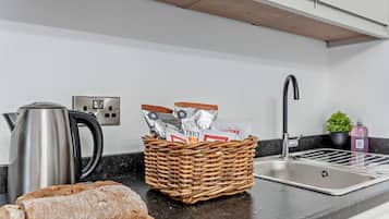 Micro-ondes, four, batterie de cuisine, vaisselle et ustensiles