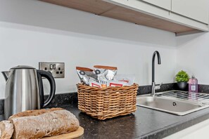 Microwave, oven, cookware/dishes/utensils - 1 Bed in Littlebeck (oc-m33953) (Littlebeck)