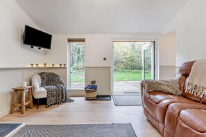 TV, fireplace - 1 Bed in Littlebeck (oc-m33953) (Littlebeck)