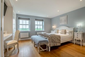 Tabla de planchar con plancha, wifi gratis y ropa de cama 