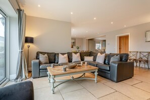 Televisión y chimenea 