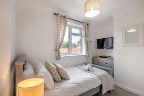 Bügeleisen/Bügelbrett, Reisekinderbett, kostenloses WLAN, Bettwäsche