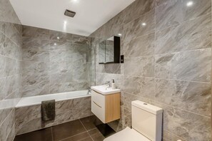 Towels - 3 Bed in Hull (oc-c33964) (Kingston-upon-Hull)
